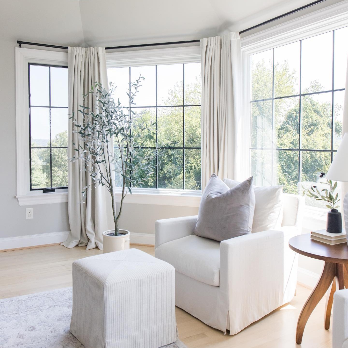 Arched Manor has large picture windows with colonial grilles. The windows have black grilles and white frames.